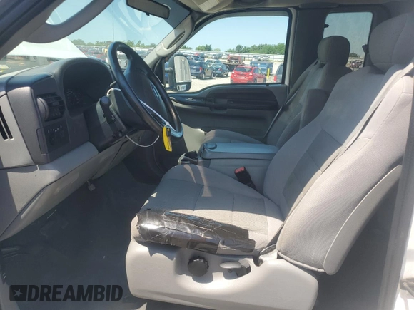 2005 Ford F-250 XL z VIN 1FTNX20525EA83143, wystawiony jako Copart lot #61446145 z przebiegiem 177 679 mil mil oraz Szkoda całkowita • Salvage title. Historia ofert i sprzedaży dostępna na DreamBid. Obrazek 7.