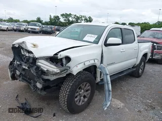 2017 Toyota Tacoma SR5 z VIN 3TMAZ5CN8HM051558, wystawiony jako IAAI lot #42320319 z przebiegiem 101 767 mil mil oraz . Historia ofert i sprzedaży dostępna na DreamBid. Obrazek 14.