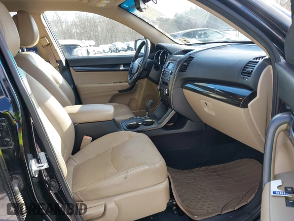 2011 Kia Sorento EX with VIN 5XYKUDA25BG043458, listed as a IAAI auction lot 41363660 with 197,151 mi miles. Bid and sale history available at carsss.com. Image 5.