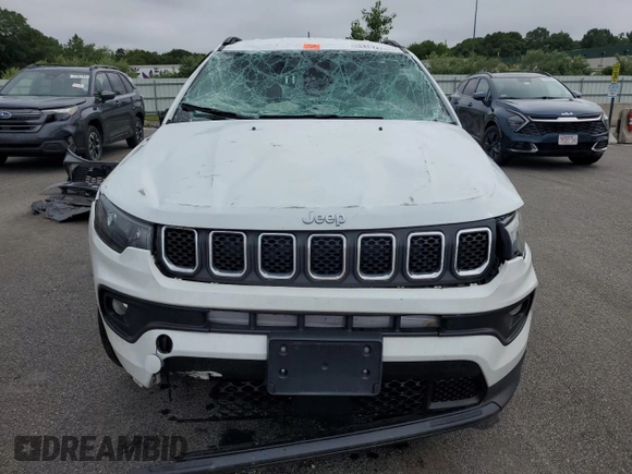 2024 Jeep Compass Latitude z VIN 3C4NJDBN0RT607051, wystawiony jako Copart lot #64187765 z przebiegiem 26 105 mil mil oraz Nie do naprawy • Non repairable. Historia ofert i sprzedaży dostępna na DreamBid. Obrazek 5.