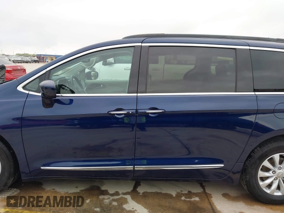 2017 Chrysler Pacifica Touring L with VIN 2C4RC1BG2HR526422, listed as a IAAI auction lot 42032839 with 180,710 mi miles and . Bid and sale history available at DreamBid. Image 14.