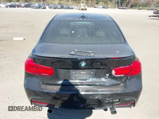 2018 BMW 3 Series 330i xDrive z VIN WBA8D9C5XJEM33068, wystawiony jako IAAI lot #40640558 z przebiegiem 53 556 mil mil oraz . Historia ofert i sprzedaży dostępna na DreamBid. Obrazek 16.