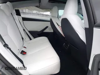 2025 Tesla Model 3 Long Range z VIN 5YJ3E1EA2SF885408, wystawiony jako IAAI lot #41778498 z przebiegiem 1 566 mil mil oraz . Historia ofert i sprzedaży dostępna na DreamBid. Obrazek 8.