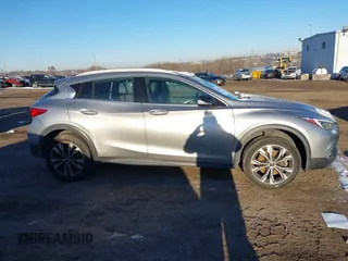 2018 Infiniti QX30 Premium z VIN SJKCH5CR1JA048452, wystawiony jako IAAI lot #41366688 z przebiegiem 109 456 mil mil oraz . Historia ofert i sprzedaży dostępna na DreamBid. Obrazek 12.