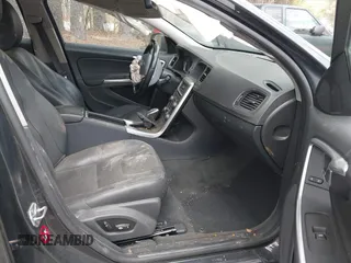 2015 Volvo S60 T5 Premier z VIN YV1612TB2F1307263, wystawiony jako IAAI lot #42002548 z przebiegiem 107 433 mil mil oraz . Historia ofert i sprzedaży dostępna na DreamBid. Obrazek 5.