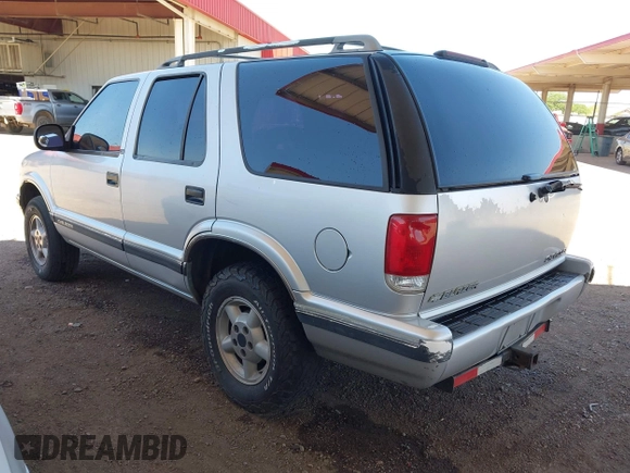 1997 Chevrolet Blazer LS z VIN 1GNDT13W0V2186110, wystawiony jako IAAI lot #42422561 z przebiegiem 233 189 mil mil oraz . Historia ofert i sprzedaży dostępna na DreamBid. Obrazek 3.