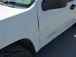 2005 Chevrolet Colorado LS Z85 z VIN 1GCCS146458251947, wystawiony jako IAAI lot #42527497 z przebiegiem 177 207 mil mil oraz . Historia ofert i sprzedaży dostępna na DreamBid. Obrazek 6.