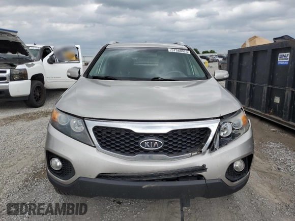 2013 Kia Sorento LX z VIN 5XYKT3A63DG400462, wystawiony jako Copart lot #57388925 z przebiegiem 304 354 mil mil oraz Szkoda całkowita • Salvage title. Historia ofert i sprzedaży dostępna na DreamBid. Obrazek 5.