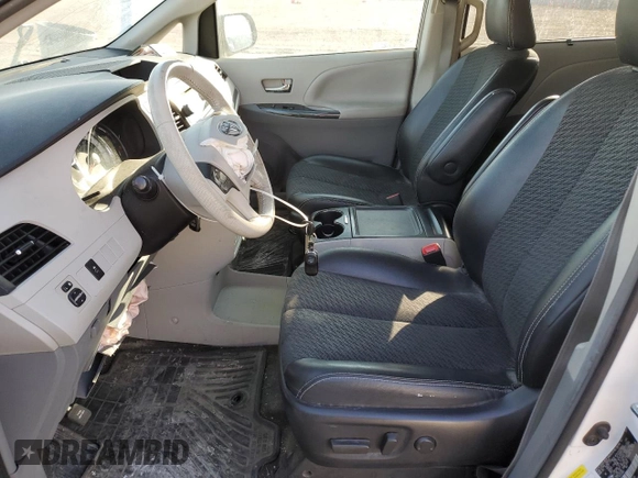 2013 Toyota Sienna SE z VIN 5TDXK3DC1DS353803, wystawiony jako Copart lot #47653545 z przebiegiem 139 032 mil mil oraz Szkoda całkowita • Salvage title. Historia ofert i sprzedaży dostępna na DreamBid. Obrazek 7.