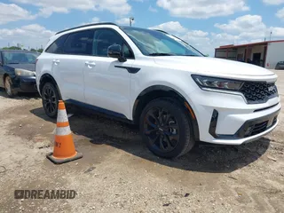 2023 Kia Sorento SX z VIN 5XYRKDLF9PG198980, wystawiony jako IAAI lot #42217231 z przebiegiem 54 934 mil mil oraz . Historia ofert i sprzedaży dostępna na DreamBid. Obrazek 1.