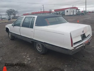 1993 Cadillac Fleetwood z VIN 1G6DW527XPR723385, wystawiony jako IAAI lot #41925057 z przebiegiem 193 595 mil mil oraz . Historia ofert i sprzedaży dostępna na DreamBid. Obrazek 3.