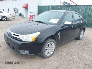 2008 Ford Focus SE z VIN 1FAHP35N88W201941, wystawiony jako IAAI lot #42209632 z przebiegiem 115 901 mil mil oraz . Historia ofert i sprzedaży dostępna na DreamBid. Obrazek 2.