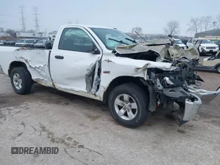 2019 Ram 1500 Tradesman z VIN 3C6JR6DT9KG541068, wystawiony jako IAAI lot #41187687 z przebiegiem 50 215 mil mil oraz . Historia ofert i sprzedaży dostępna na DreamBid. Obrazek 1.