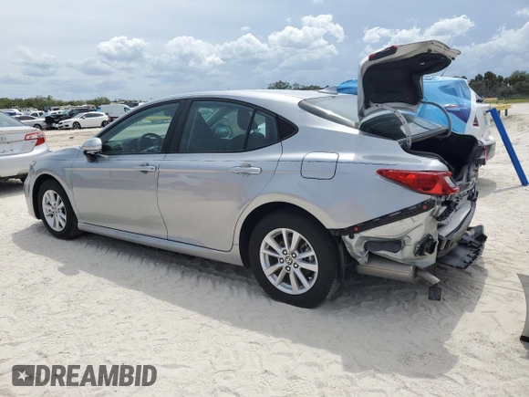2025 Toyota Camry LE z VIN 4T1DAACK3SU022986, wystawiony jako Copart lot #51407485 z przebiegiem 6 490 mil mil oraz Szkoda całkowita • Salvage title. Historia ofert i sprzedaży dostępna na DreamBid. Obrazek 2.