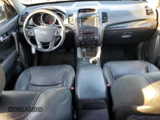 2013 Kia Sorento EX z VIN 5XYKUDA20DG335652, wystawiony jako Copart lot #82519494 z przebiegiem 107 705 mil mil oraz Czysty tytuł • Clean title. Historia ofert i sprzedaży dostępna na DreamBid. Obrazek 8.