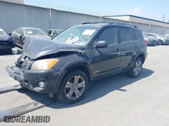 2010 Toyota RAV4 Sport z VIN JTMWF4DV9AD018951, wystawiony jako IAAI lot #41610873 z przebiegiem 149 900 mil mil oraz . Historia ofert i sprzedaży dostępna na DreamBid. Obrazek 2.