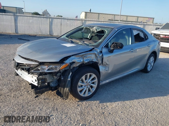 2023 Toyota Camry LE z VIN 4T1C11AK2PU125757, wystawiony jako IAAI lot #42128196 z przebiegiem 5 777 mil mil oraz . Historia ofert i sprzedaży dostępna na DreamBid. Obrazek 2.