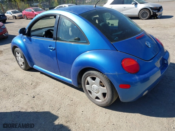 2000 Volkswagen New Beetle GLS with VIN 3VWCA21C9YM427262, listed as a IAAI auction lot 42050889 with 135,963 mi miles. Bid and sale history available at carsss.com. Image 3.