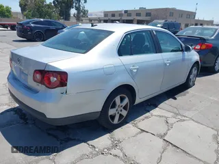 2009 Volkswagen Jetta SE with VIN 3VWRZ71KX9M039028, listed as a IAAI auction lot 42571072 with 112,389 mi miles and . Bid and sale history available at DreamBid. Image 4.