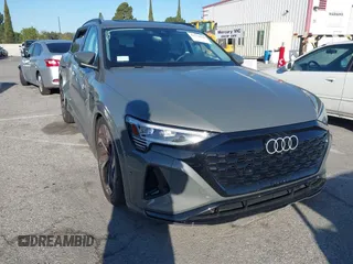 2024 Audi Q8 e-tron z VIN WA15ABGE8RB055999, wystawiony jako IAAI lot #41759410 z przebiegiem 8972 mil mil oraz . Historia ofert i sprzedaży dostępna na DreamBid. Obrazek 1.