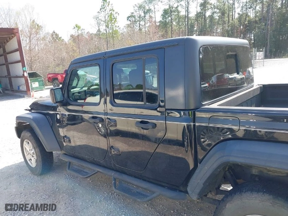 2020 Jeep Gladiator Sport S with VIN 1C6JJTAG6LL140286, listed as a IAAI auction lot 41563801 with NaN miles. Bid and sale history available at carsss.com. Image 15.