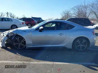 2013 Scion FR-S z VIN JF1ZNAA11D1716322, wystawiony jako IAAI lot #41321811 z przebiegiem 108 272 mil mil oraz . Historia ofert i sprzedaży dostępna na DreamBid. Obrazek 14.