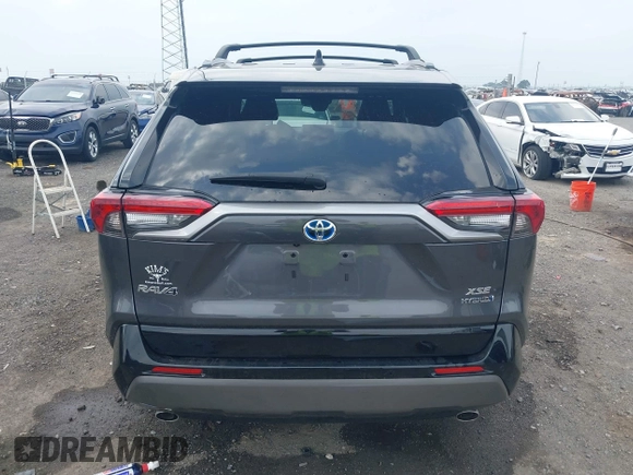2021 Toyota RAV4 Hybrid XSE z VIN 4T3E6RFV7MU062914, wystawiony jako IAAI lot #42285928 z przebiegiem 46 639 mil mil oraz . Historia ofert i sprzedaży dostępna na DreamBid. Obrazek 17.