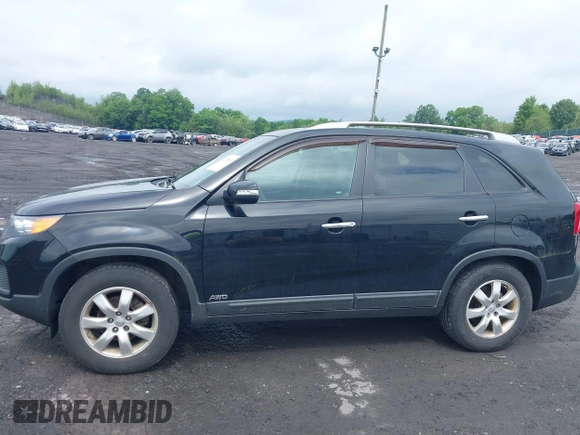 2013 Kia Sorento LX z VIN 5XYKTDA20DG420283, wystawiony jako IAAI lot #42528439 z przebiegiem 140 891 mil mil oraz . Historia ofert i sprzedaży dostępna na DreamBid. Obrazek 6.
