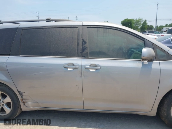 2014 Toyota Sienna LE AAS z VIN 5TDKK3DC6ES442682, wystawiony jako IAAI lot #42271110 z przebiegiem 158 785 mil mil oraz . Historia ofert i sprzedaży dostępna na DreamBid. Obrazek 13.