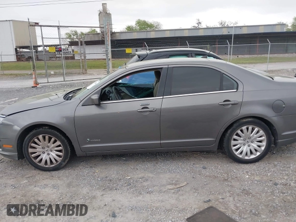 2010 Ford Fusion Hybrid z VIN 3FADP0L31AR326917, wystawiony jako IAAI lot #41938486 z przebiegiem 132 845 mil mil oraz . Historia ofert i sprzedaży dostępna na DreamBid. Obrazek 14.
