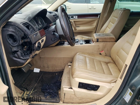 2006 Volkswagen Touareg 4.2L V8 z VIN WVGZM77L16D049631, wystawiony jako Copart lot #84882844 z przebiegiem Nie podano mil oraz Szkoda całkowita • Salvage title. Historia ofert i sprzedaży dostępna na DreamBid. Obrazek 7.