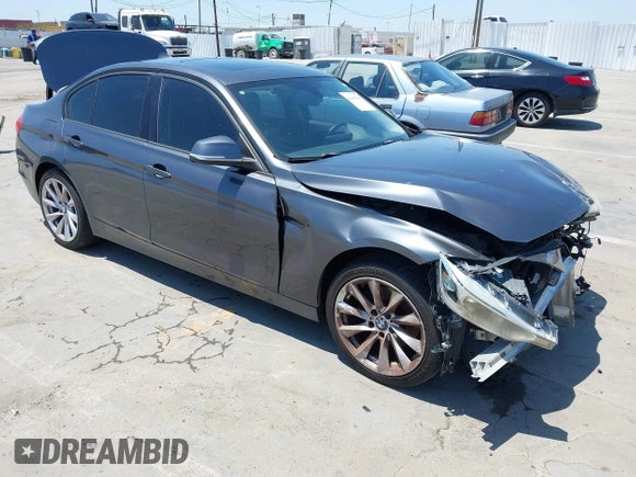 2013 BMW 3 Series 328i z VIN WBA3C1C59DF441157, wystawiony jako IAAI lot #42605980 z przebiegiem 151 701 mil mil oraz . Historia ofert i sprzedaży dostępna na DreamBid. Obrazek 1.