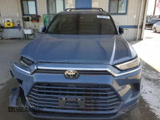 2024 Toyota Highlander XLE with VIN 5TDAAAA58RS013686, listed as a Copart auction lot 52045785 with 11,857 mi miles and Salvage title. Bid and sale history available at DreamBid. Image 5.