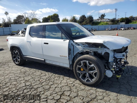 2022 Rivian R1T Launch Edition with VIN 7FCTGAAL7NN005563, listed as a Copart auction lot 47476365 with 39,805 mi miles and Salvage Title. Bid and sale history available at DreamBid. Image 4.