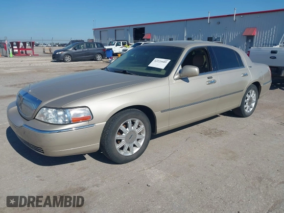2006 Lincoln Town Car Signature Limited z VIN 1LNHM82V26Y628467, wystawiony jako IAAI lot #42221605 z przebiegiem 249 382 mil mil oraz . Historia ofert i sprzedaży dostępna na DreamBid. Obrazek 2.