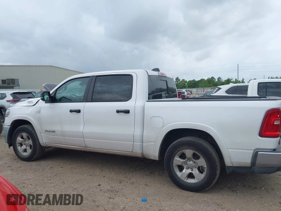 2025 Ram 1500 Big Horn z VIN 1C6SRFFPXSN581512, wystawiony jako IAAI lot #42158063 z przebiegiem 35 469 mil mil oraz . Historia ofert i sprzedaży dostępna na DreamBid. Obrazek 14.
