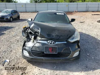 2016 Hyundai Veloster z VIN KMHTC6AD1GU293530, wystawiony jako Copart lot #53137985 z przebiegiem 151 003 mil mil oraz Szkody całkowita. Historia ofert i sprzedaży dostępna na DreamBid. Obrazek 5.