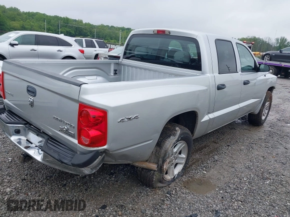 2010 Dodge Dakota Bighorn/Lonestar z VIN 1D7CW3GK4AS140049, wystawiony jako IAAI lot #42231805 z przebiegiem 149 489 mil mil oraz . Historia ofert i sprzedaży dostępna na DreamBid. Obrazek 4.