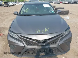 2018 Toyota Camry LE z VIN 4T1B11HK7JU033701, wystawiony jako IAAI lot #42417229 z przebiegiem 49 977 mil mil oraz . Historia ofert i sprzedaży dostępna na DreamBid. Obrazek 12.