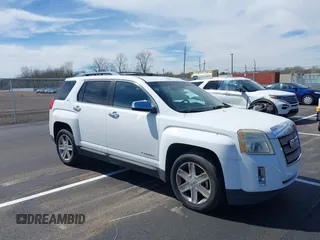 2010 GMC Terrain SLT-2 z VIN 2CTFLJEY4A6336639, wystawiony jako IAAI lot #41837718 z przebiegiem 164 662 mil mil oraz . Historia ofert i sprzedaży dostępna na DreamBid. Obrazek 1.