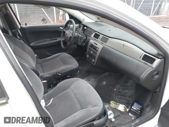 2010 Chevrolet Impala Police Police z VIN 2G1WD5EMXA1256720, wystawiony jako IAAI lot #41783597 z przebiegiem 136 901 mil mil oraz . Historia ofert i sprzedaży dostępna na DreamBid. Obrazek 5.