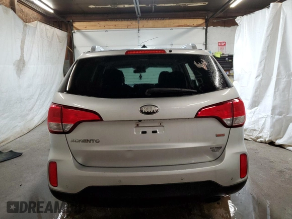 2014 Kia Sorento LX z VIN 5XYKTCA6XEG465634, wystawiony jako Copart lot #57148995 z przebiegiem 201 503 mil mil oraz Szkoda całkowita • Salvage title. Historia ofert i sprzedaży dostępna na DreamBid. Obrazek 6.