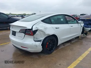 2023 Tesla Model 3 Performance z VIN 5YJ3E1EC8PF487550, wystawiony jako IAAI lot #42093712 z przebiegiem 27 305 mil mil oraz . Historia ofert i sprzedaży dostępna na DreamBid. Obrazek 4.