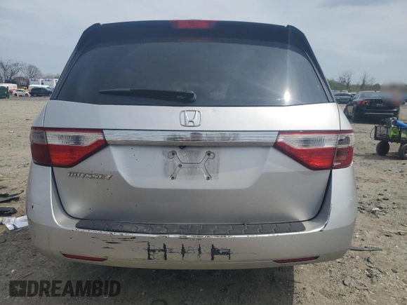 2013 Honda Odyssey LX z VIN 5FNRL5H28DB085114, wystawiony jako Copart lot #52942495 z przebiegiem 158 191 mil mil oraz Szkoda całkowita • Salvage title. Historia ofert i sprzedaży dostępna na DreamBid. Obrazek 6.