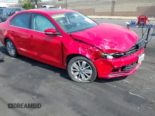 2015 Volkswagen Jetta SE z VIN 3VWD17AJ7FM303892, wystawiony jako IAAI lot #42386050 z przebiegiem 50 998 mil mil oraz . Historia ofert i sprzedaży dostępna na DreamBid. Obrazek 1.