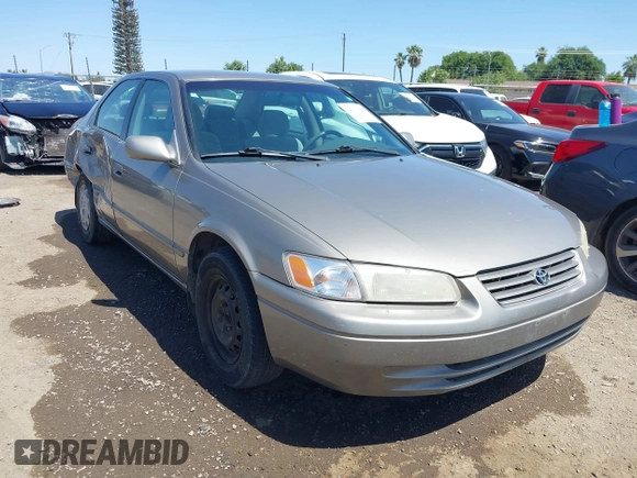 1998 Toyota Camry LE z VIN 4T1BG22K8WU216321, wystawiony jako IAAI lot #42316977 z przebiegiem 227 166 mil mil oraz . Historia ofert i sprzedaży dostępna na DreamBid. Obrazek 1.