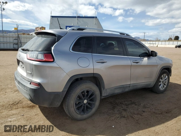 2019 Jeep Cherokee Latitude z VIN 1C4PJLCBXKD204746, wystawiony jako Copart lot #50268185 z przebiegiem 90 796 mil mil oraz Szkoda całkowita • Salvage title. Historia ofert i sprzedaży dostępna na DreamBid. Obrazek 3.
