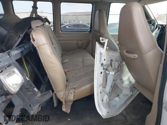 2008 Chevrolet Express Passenger z VIN 1GAGG25KX81197208, wystawiony jako IAAI lot #42022924 z przebiegiem Nie podano mil oraz . Historia ofert i sprzedaży dostępna na DreamBid. Obrazek 8.