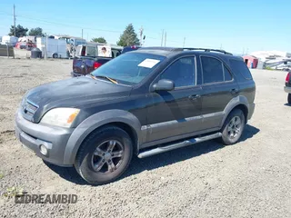 2004 Kia Sorento LX with VIN KNDJC733945245222, listed as a IAAI auction lot 42056958 with 272,128 mi miles. Bid and sale history available at carsss.com. Image 2.
