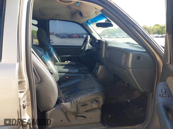 2002 Chevrolet Avalanche with VIN 3GNEK13T52G331996, listed as a IAAI auction lot 42056341 with 283,326 mi miles. Bid and sale history available at carsss.com. Image 5.